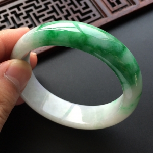 (超值推荐)糯冰种飘翠贵妃镯(54.8mm-47.6mm)