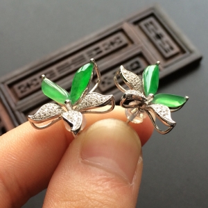 (超值推荐)冰种翠色镶白金钻石花型耳钉
