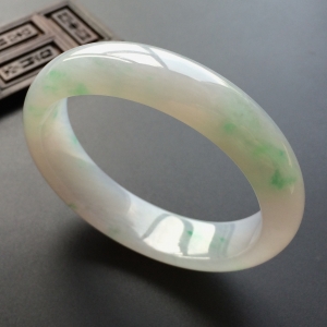 (超值推荐)糯冰种淡春带彩贵妃镯(53mm-47.6mm)