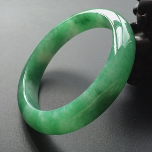 (超值推荐)糯冰种翠色贵妃镯(55mm-48mm)
