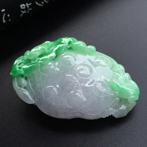 糯冰种飘翠连生贵子挂件