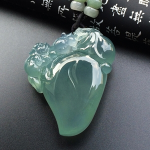 冰种晴水寿桃挂件