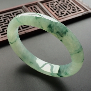 (超值推荐)糯冰种飘花贵妃镯(54mm-47mm)