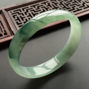 (超值推荐)冰种飘花贵妃镯(54mm-47.2mm)