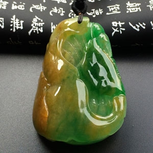 （超值推荐）糯冰种黄加绿年年有余挂件