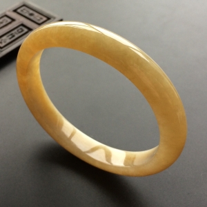 (超值推荐)糯冰种黄翡贵妃镯(57mm-50.8mm)
