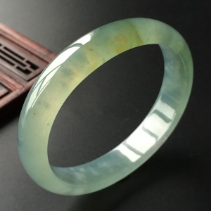(超值推荐)冰种晴水略带黄翡贵妃镯(57.5mm-49.2mm)