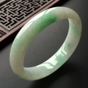 (超值推荐)糯冰种飘翠贵妃镯(54mm-47.5mm)