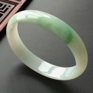 (超值推荐)糯冰种飘翠贵妃镯(54.3mm-45.8mm)