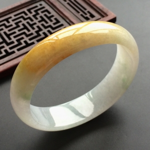 (超值推荐)糯冰种黄翡略飘花贵妃镯(56.4mm-47.8mm)
