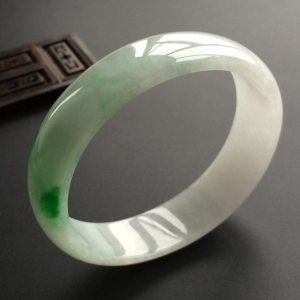 (超值推荐)糯冰种飘翠贵妃镯(56.3mm-49.5mm)