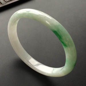 (超值推荐)糯冰种飘翠贵妃镯(56.1mm-48.5mm)