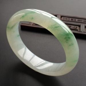(超值推荐)糯冰种飘花贵妃镯(53.6mm-47mm)