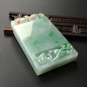 (超值推荐)糯冰种飘翠略带黄翡仿古龙凤牌挂件