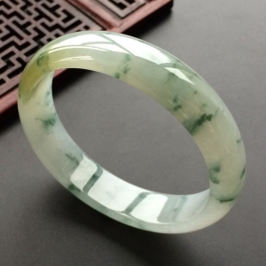 (超值推荐)糯冰种飘花略带黄翡贵妃镯(56.3mm-50mm)