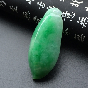 糯冰种飘翠福瓜挂件