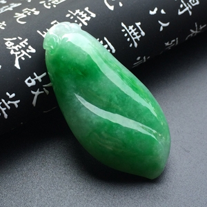 糯冰种飘翠福瓜挂件