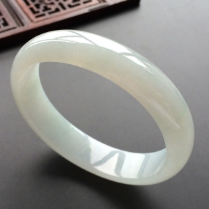 (超值推荐)糯冰种淡晴水贵妃镯(57mm-50.8mm)
