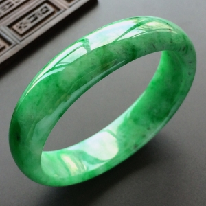 (超值推荐)糯冰种翠色贵妃镯(57.3mm-49.5mm)