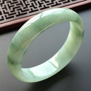 (超值推荐)糯冰种飘花贵妃镯(56mm-50.7mm)