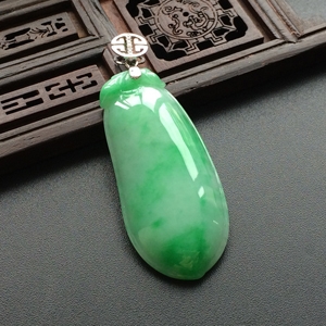 (超值推荐)糯冰种飘翠福瓜挂件(镶白金扣)