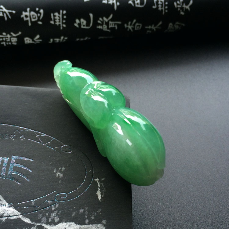 糯冰种翠色玉兰花挂件