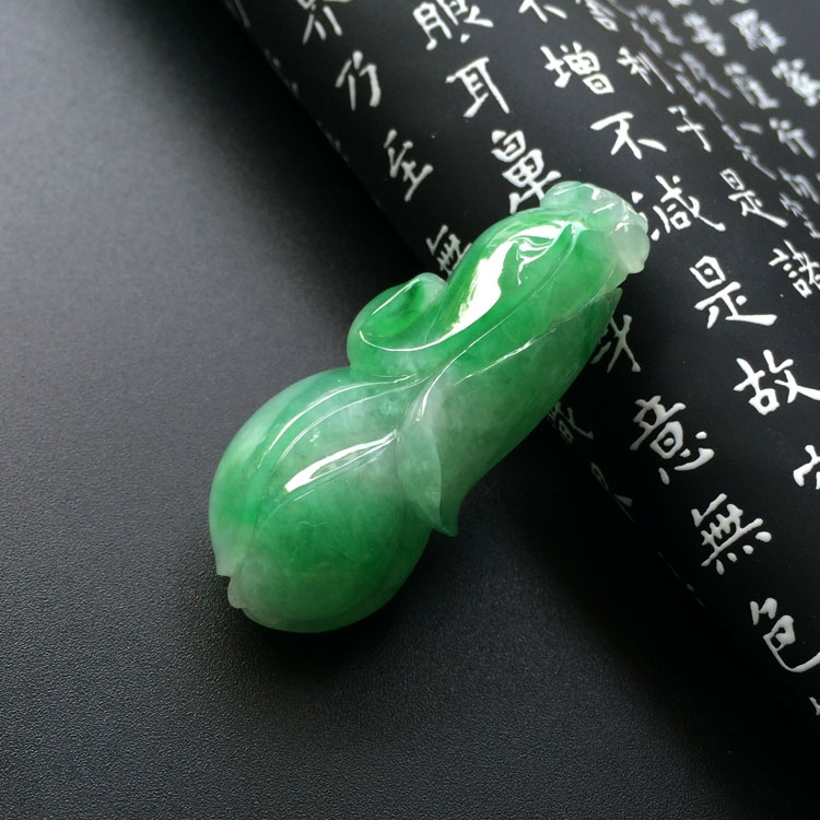糯冰种翠色玉兰花挂件