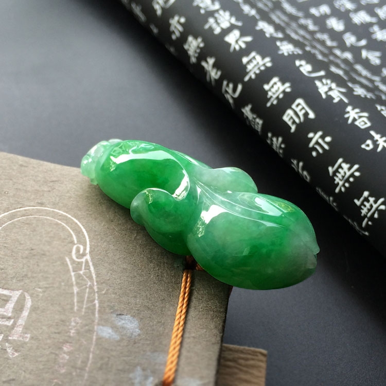 糯冰种翠色玉兰花挂件