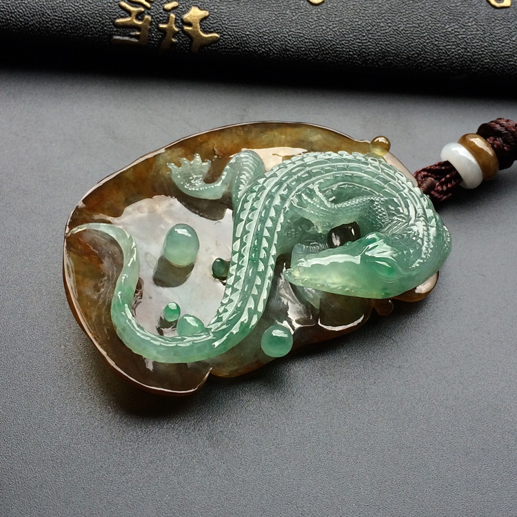 糯冰种晴水褐黄翡鳄鱼挂件