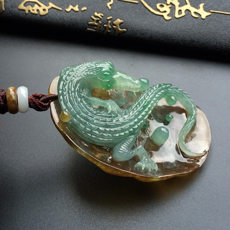 糯冰种晴水褐黄翡鳄鱼挂件