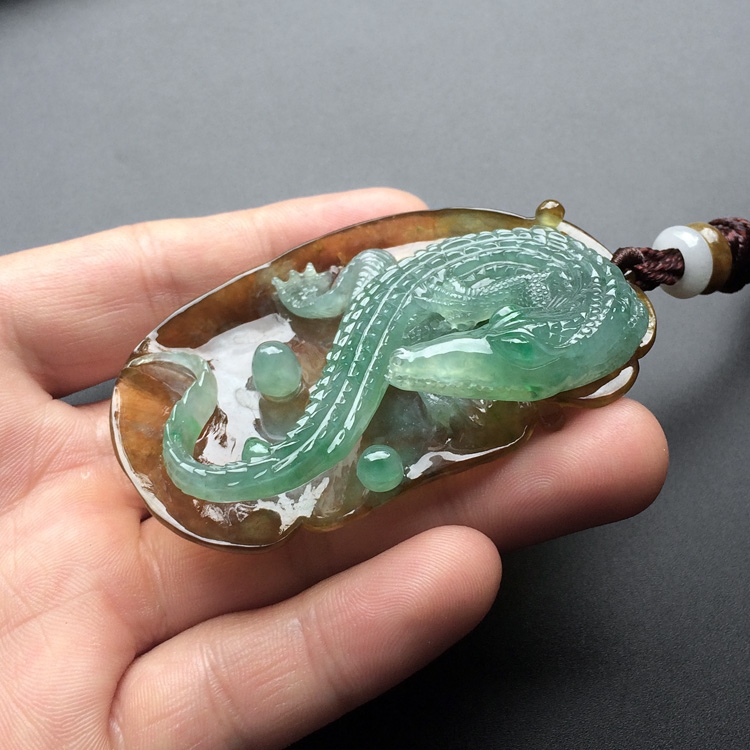 糯冰种晴水褐黄翡鳄鱼挂件