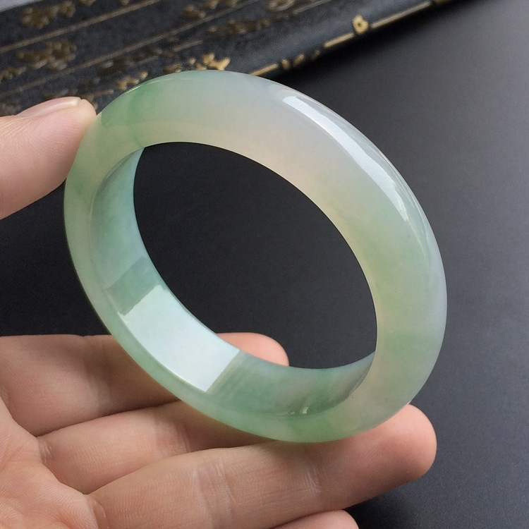 (超值推荐)糯冰种略飘花手镯(57mm)