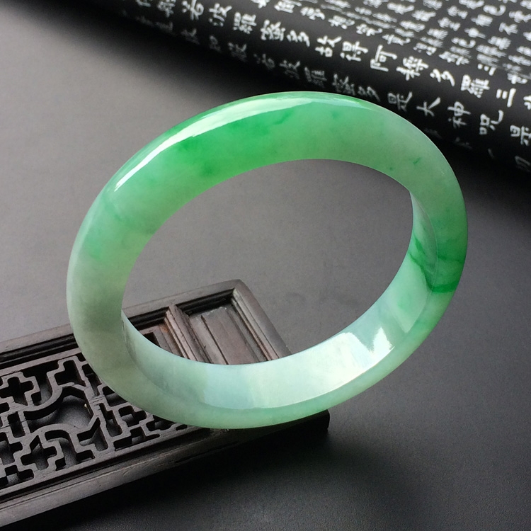 (超值推荐)糯冰种翠色手镯(57.3mm)