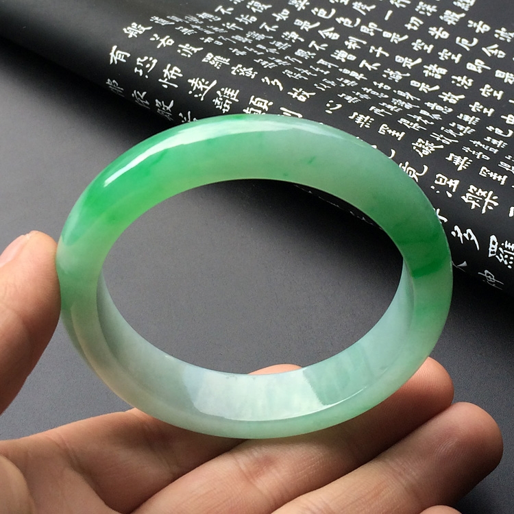 (超值推荐)糯冰种翠色手镯(57.3mm)