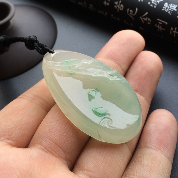 (超值推荐)（玉雕名家王立元作品）冰种飘翠一鸣惊人挂件