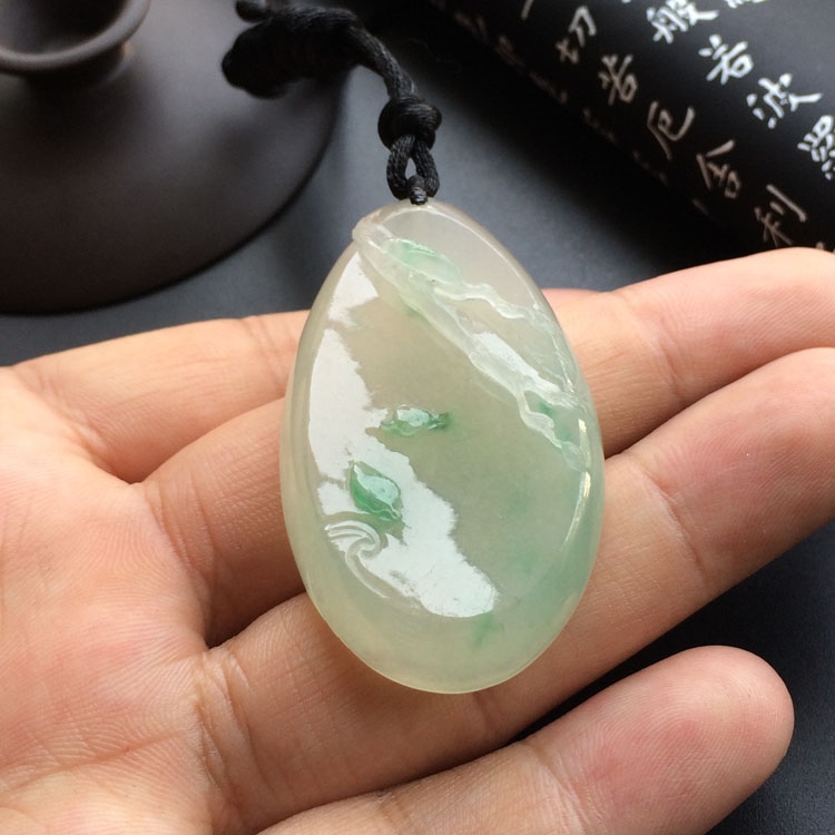 (超值推荐)（玉雕名家王立元作品）冰种飘翠一鸣惊人挂件