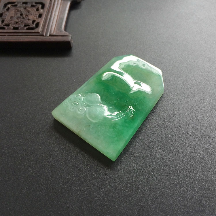 （超值推荐）糯冰种飘翠一品清廉挂件