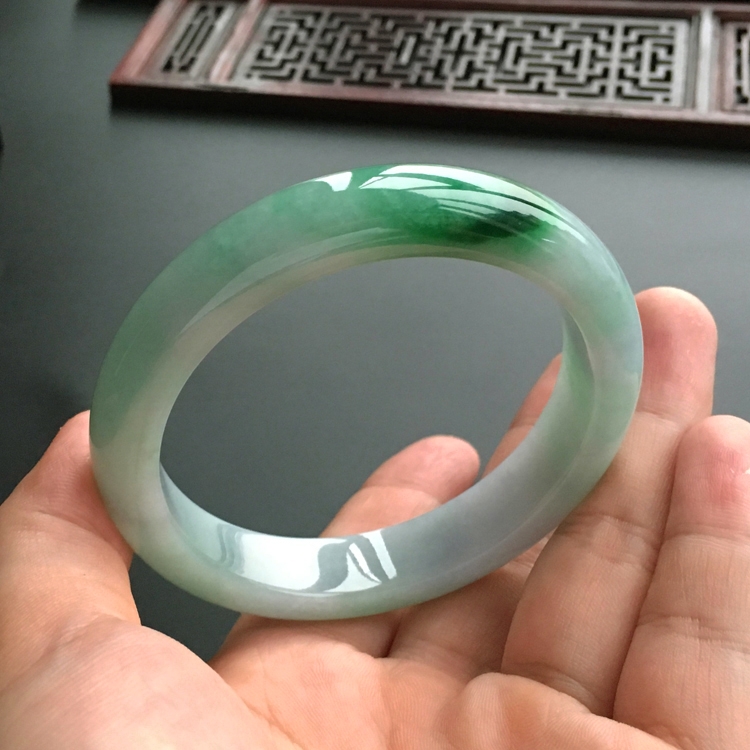 (超值推荐)糯冰种飘翠手镯(57.6mm)