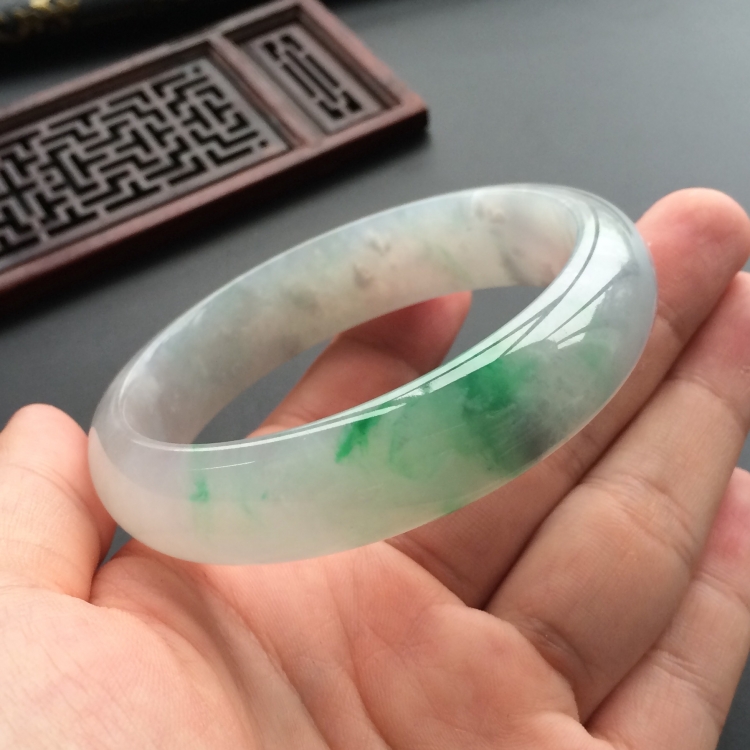 (超值推荐)糯冰种飘翠手镯(60mm)