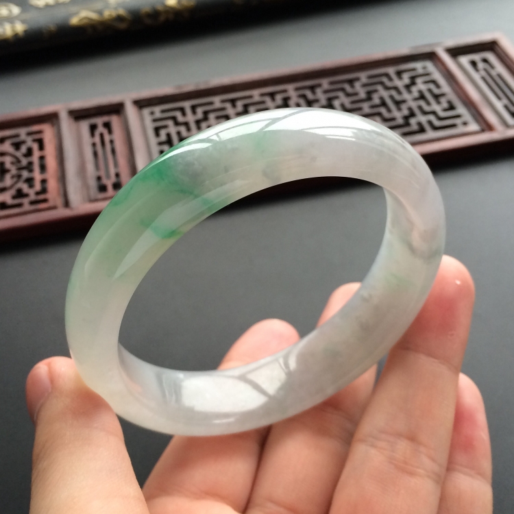 (超值推荐)糯冰种飘翠手镯(60mm)