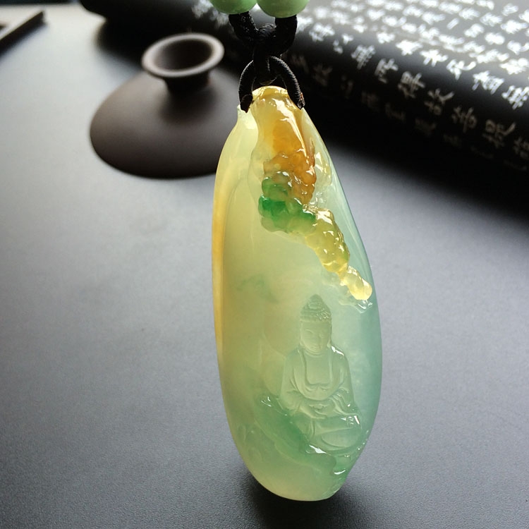(超值推荐)冰种淡三彩大日如来挂件(高松峰大师作品)