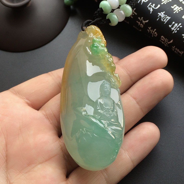 (超值推荐)冰种淡三彩大日如来挂件(高松峰大师作品)
