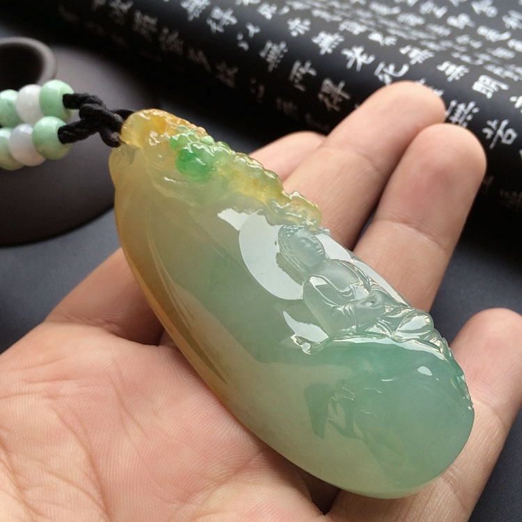 (超值推荐)冰种淡三彩大日如来挂件(高松峰大师作品)