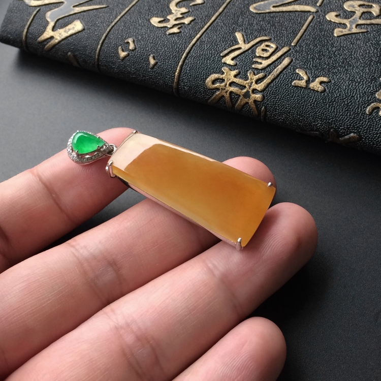 (超值推荐)冰种黄翡镶白金钻石素牌胸坠