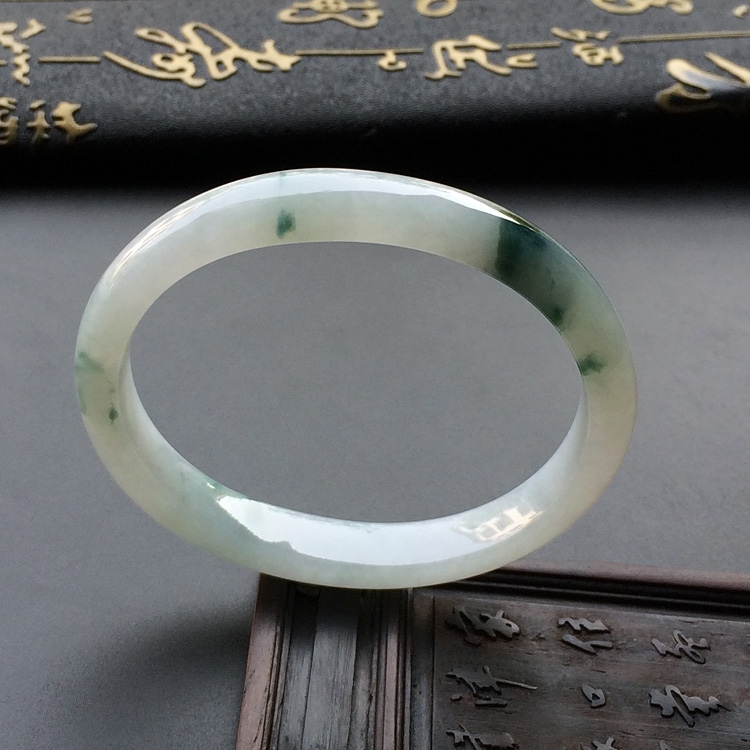 (超值推荐)糯冰种飘花贵妃手镯(54.3mm-47.3mm)