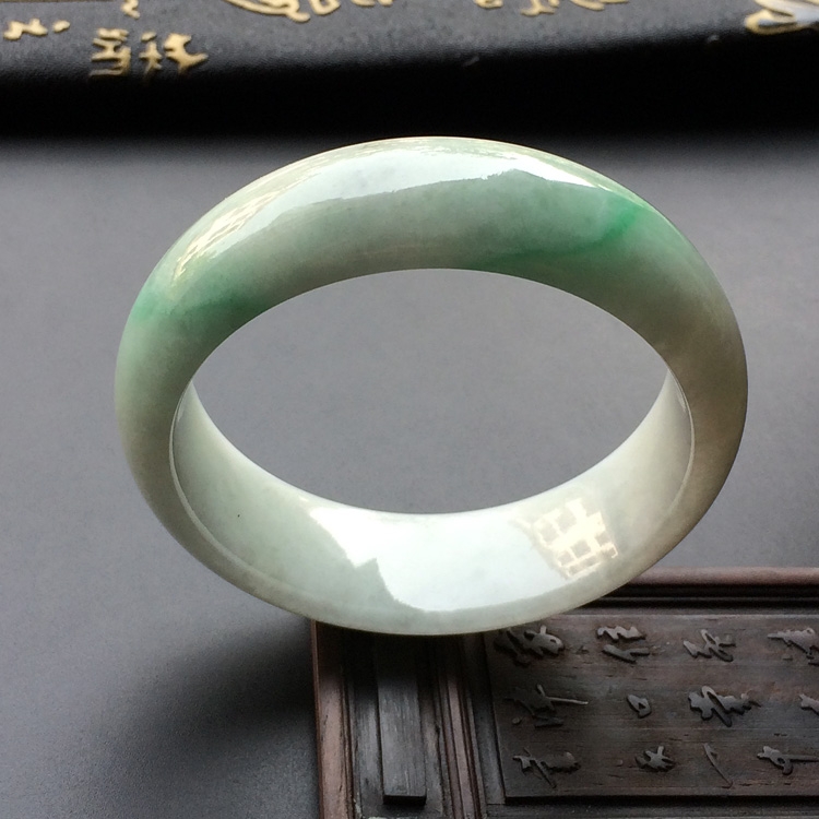 (超值推荐)糯冰种略飘翠手镯(58.4mm)