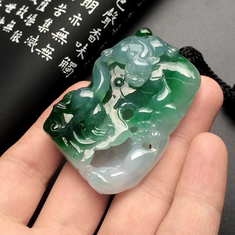 (超值推荐)糯冰种飘花年年有余挂件