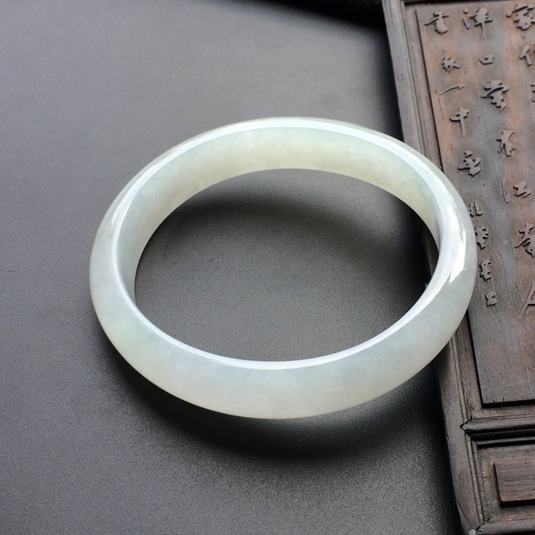 糯冰种淡晴水贵妃手镯(57.1mm-51.3mm)