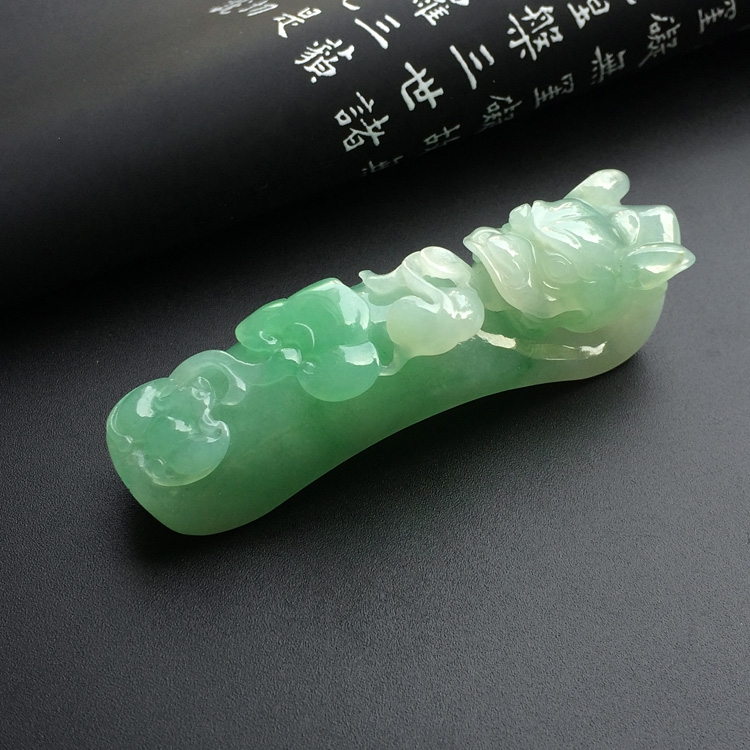 糯冰种绿晴水龙钩挂件