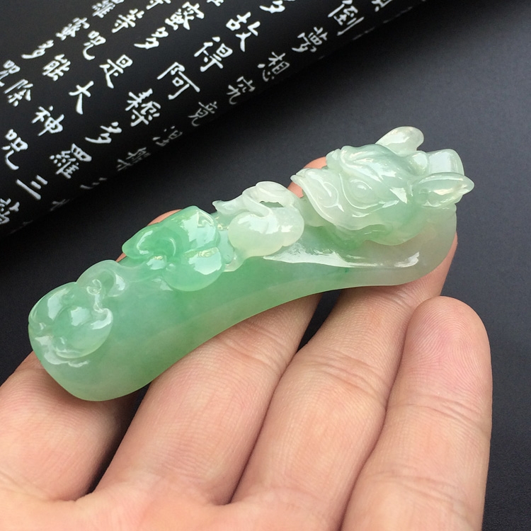 糯冰种绿晴水龙钩挂件